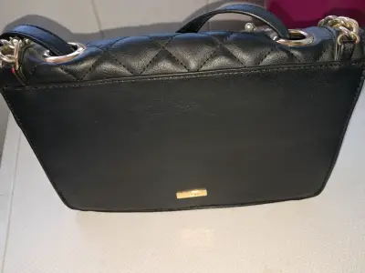 Cartera negra con detalles dorados - miniatura 1