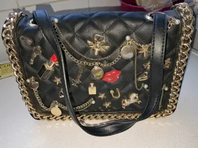 Cartera negra con detalles dorados - miniatura 2