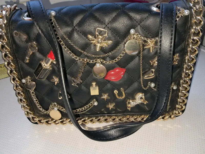 Cartera negra con detalles dorados - 3