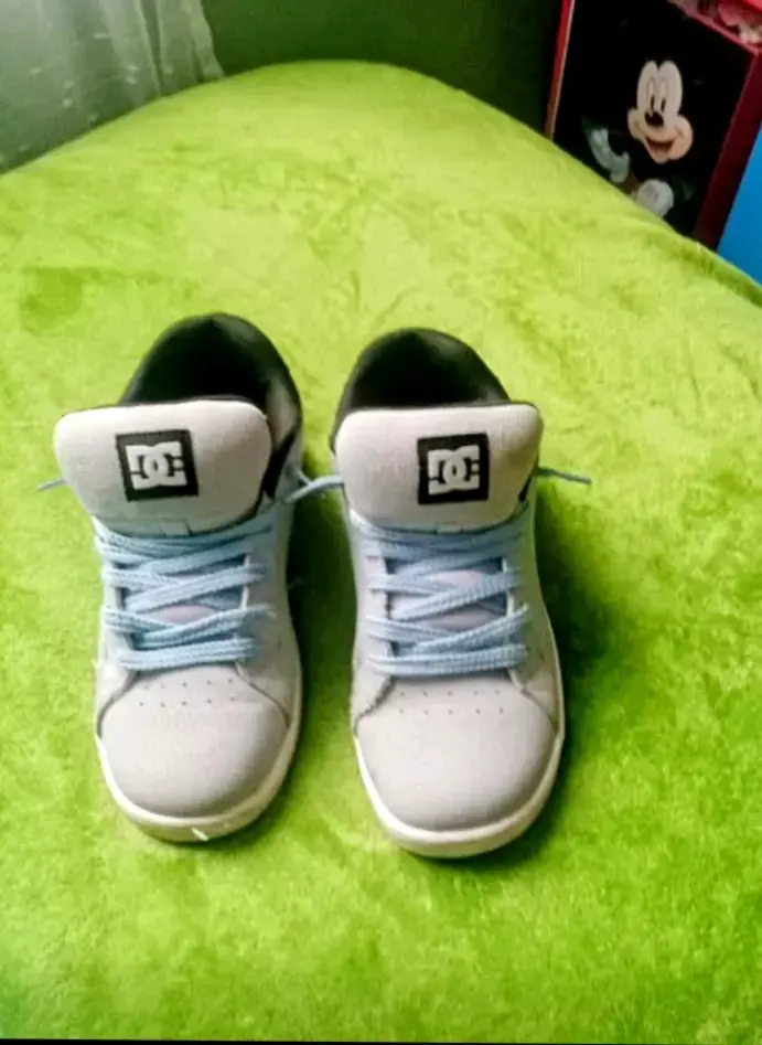 Zapatillas DC grises en buen estado - 2