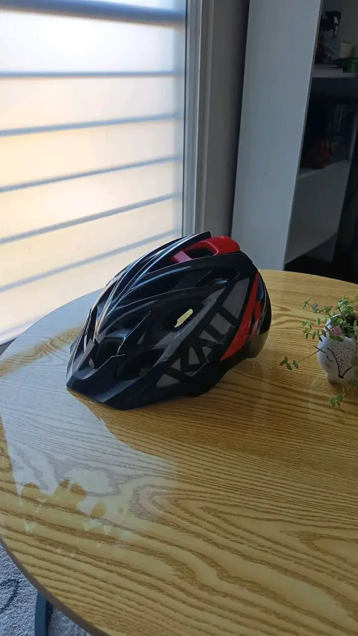 Casco de ciclismo negro y rojo
