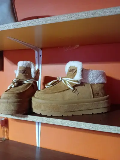 Botines UGG de gamuza beige - miniatura 1