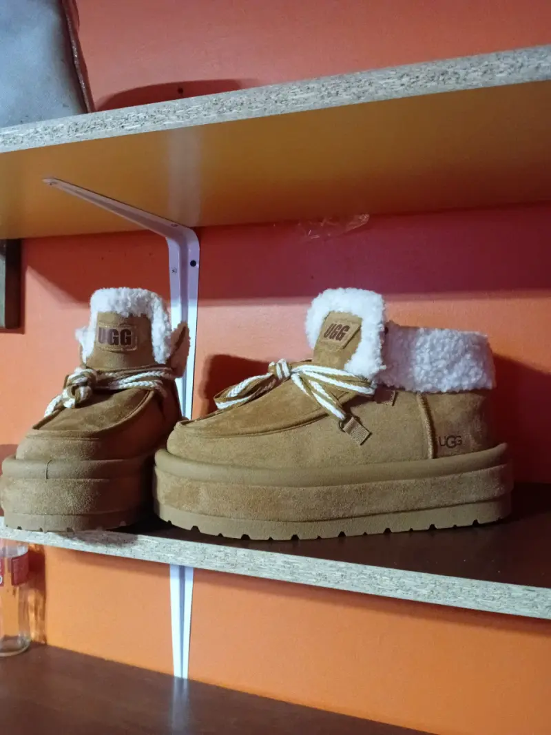 Botines UGG de gamuza beige - 2