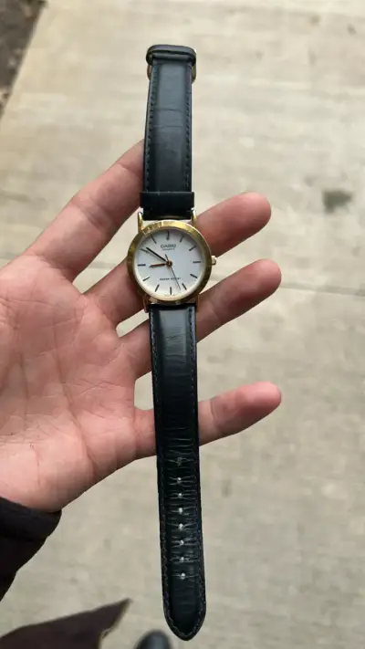 Reloj Casio dorado y negro - miniatura 1