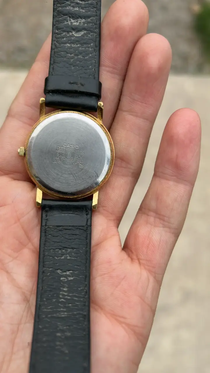 Reloj Casio dorado y negro - 3