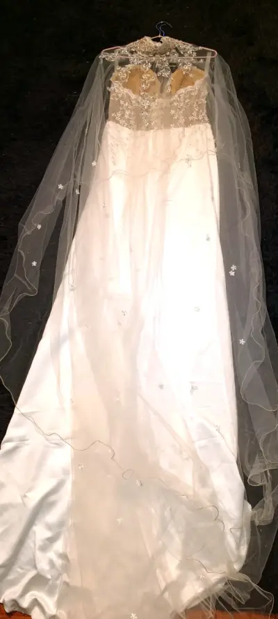 Vestido de novia con encaje - miniatura 1