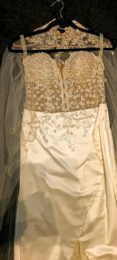 Vestido de novia con encaje - miniatura 2