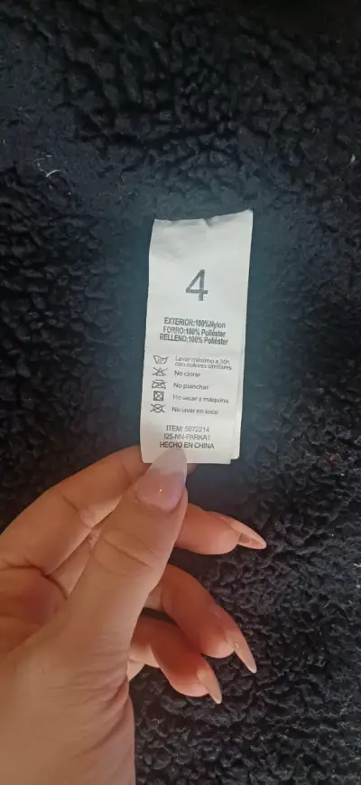 Parka negra con capucha - miniatura 4