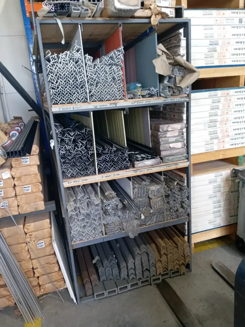Perfiles de aluminio variados, revestimientos - 1