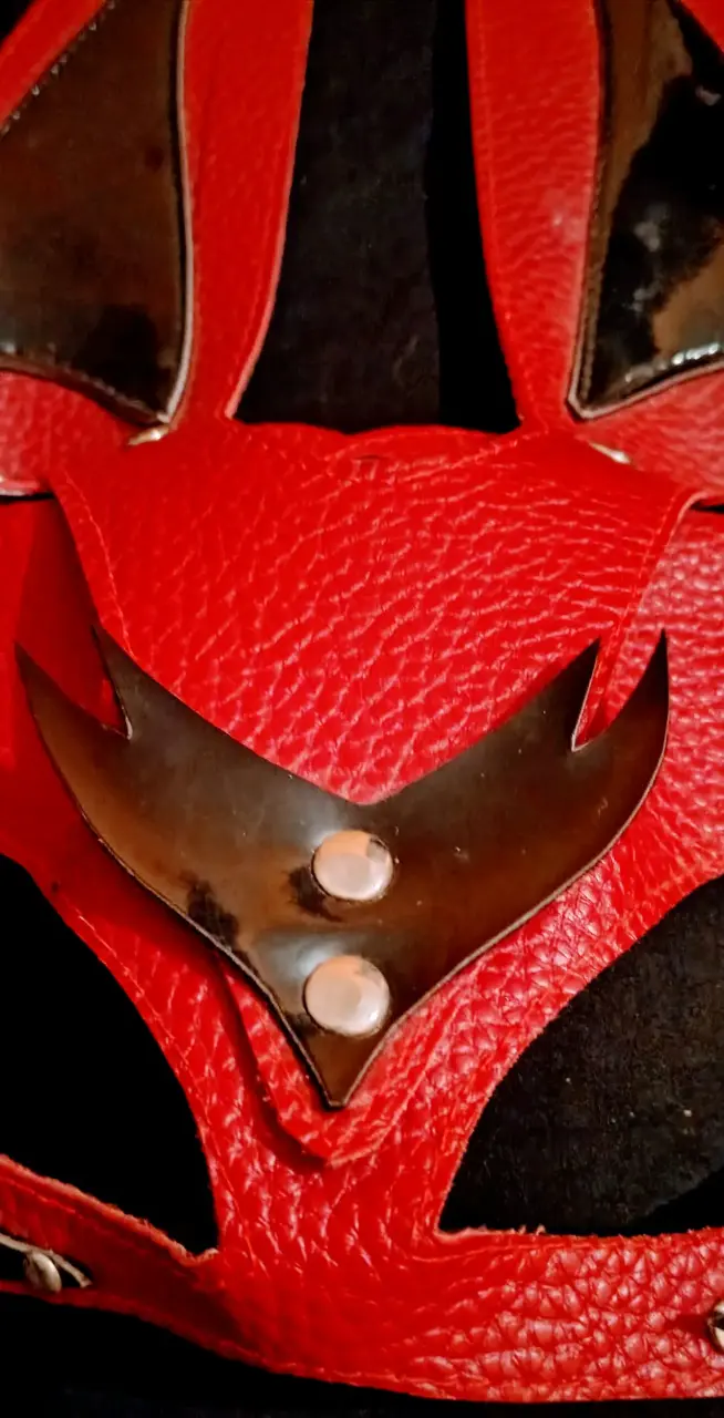 Máscara roja estilo cosplay - 4