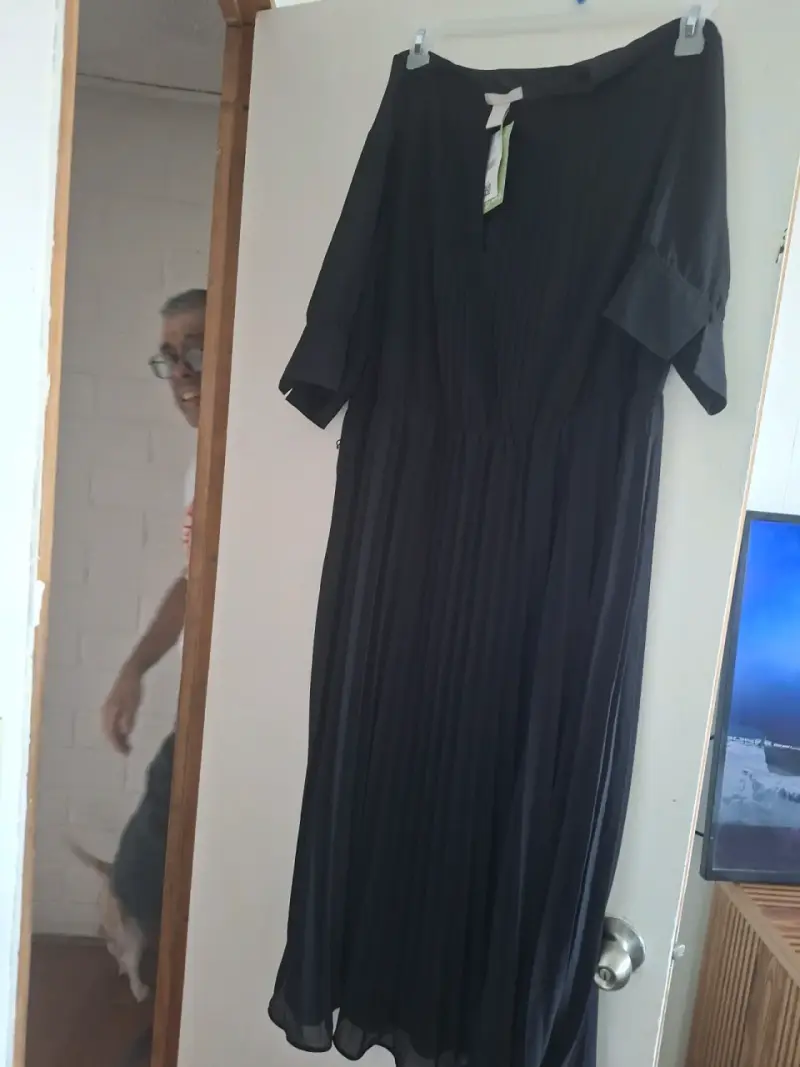 Vestido negro elegante con etiqueta - 4