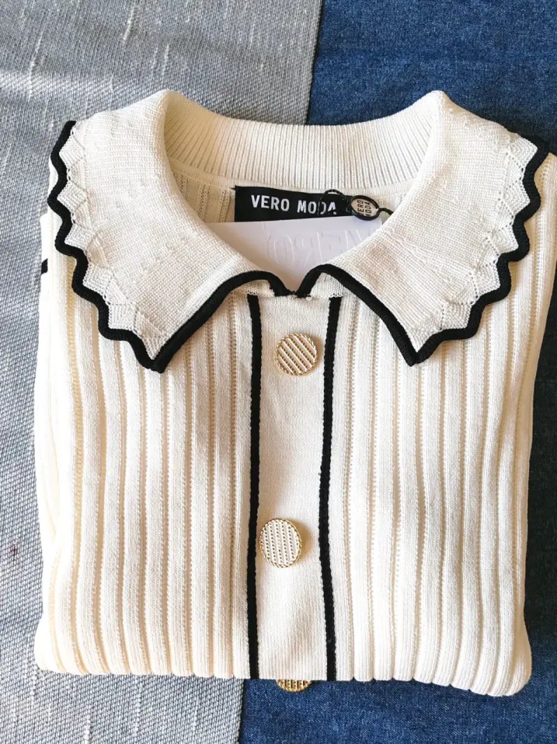 Sweater blanco hueso con borde negro - 1