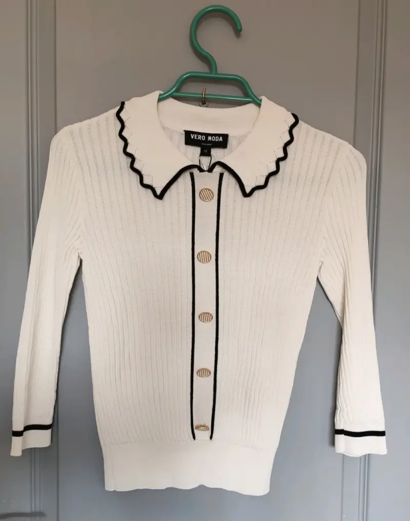 Sweater blanco hueso con borde negro - 2