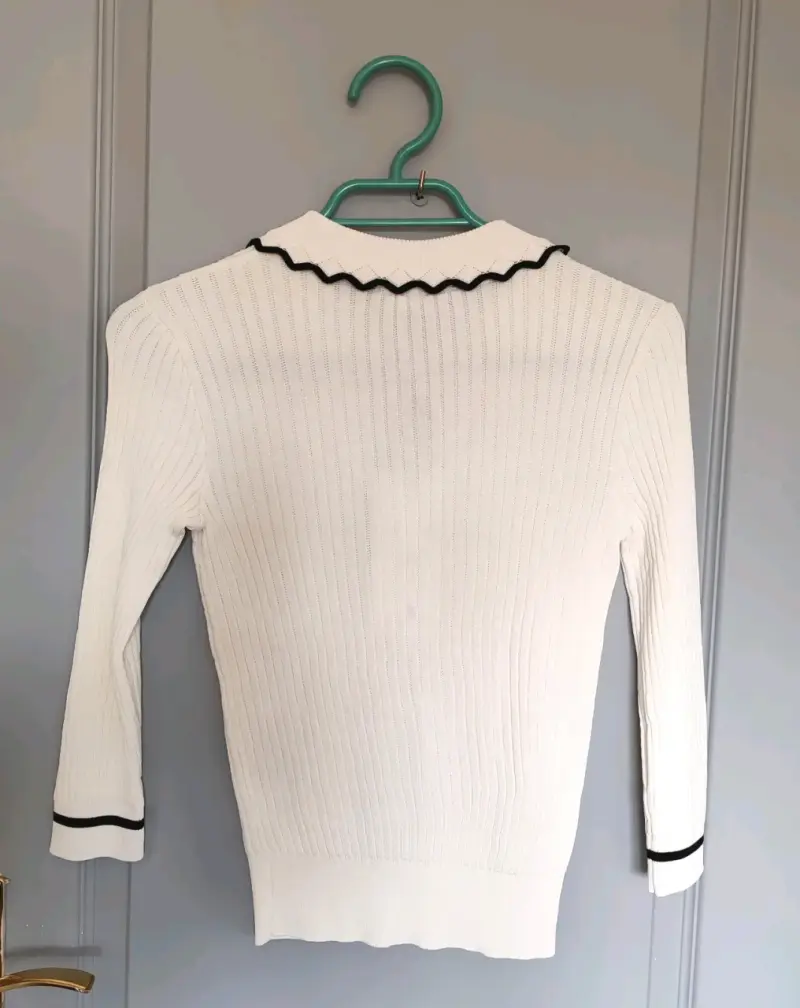 Sweater blanco hueso con borde negro - 3