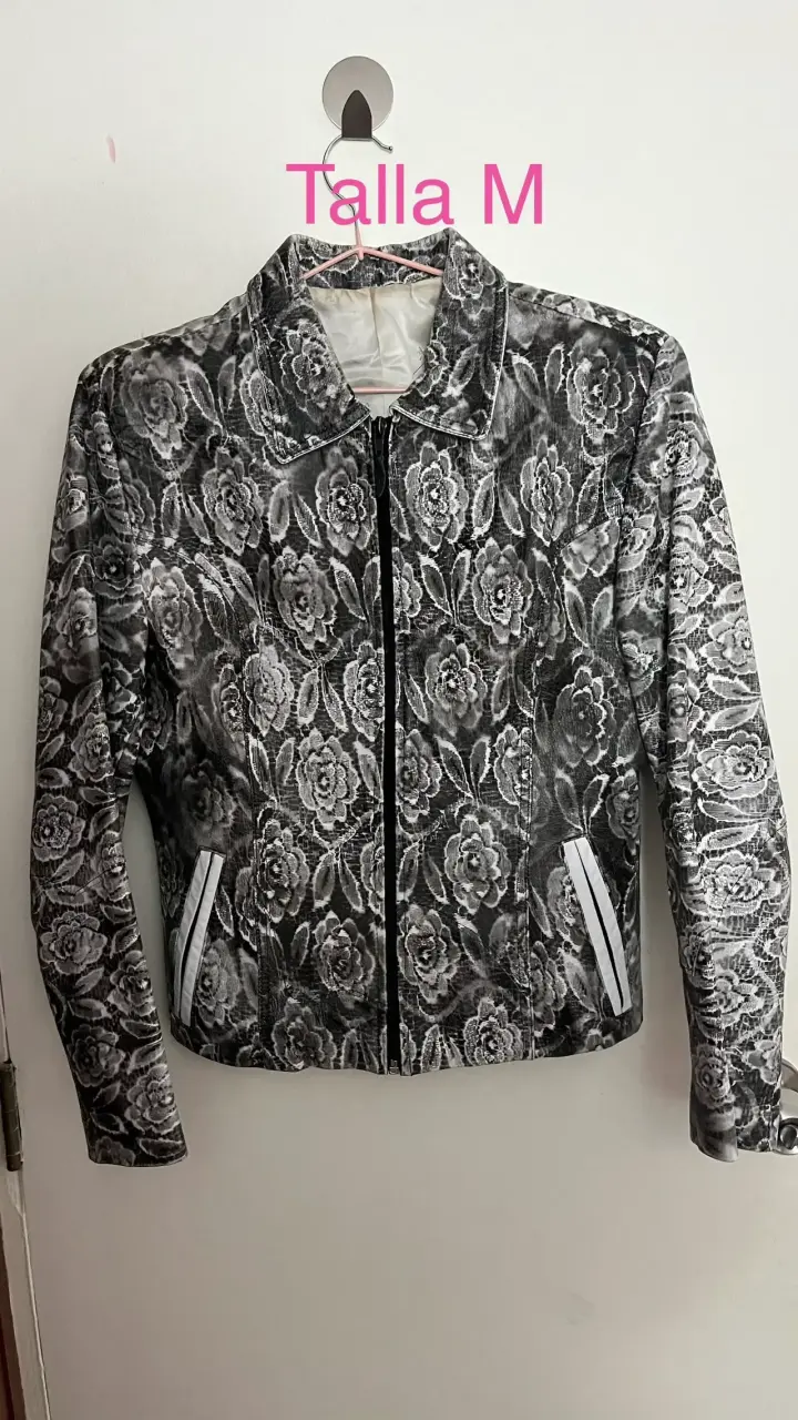 Chaqueta de Cuero negro con blanco floral - 1