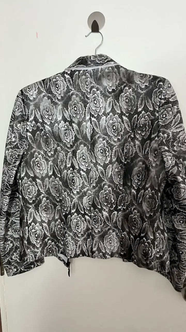 Chaqueta de Cuero negro con blanco floral - 3