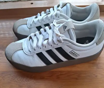 Zapatillas Adidas blancas y negras - miniatura 1