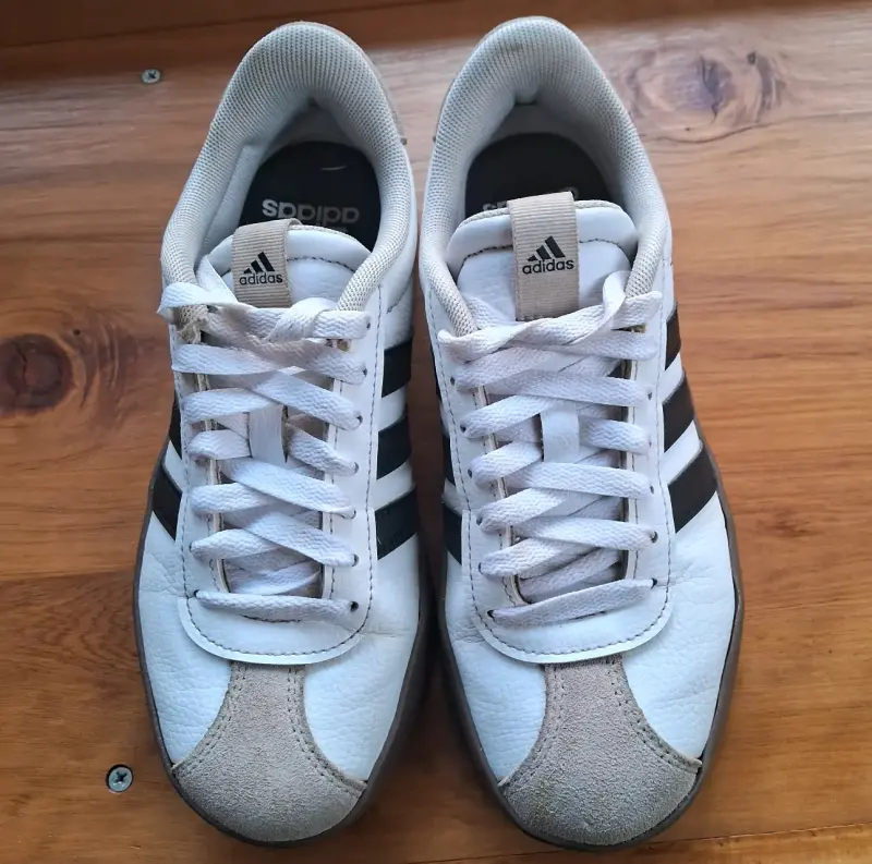 Zapatillas Adidas blancas y negras - 2