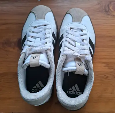 Zapatillas Adidas blancas y negras - miniatura 3