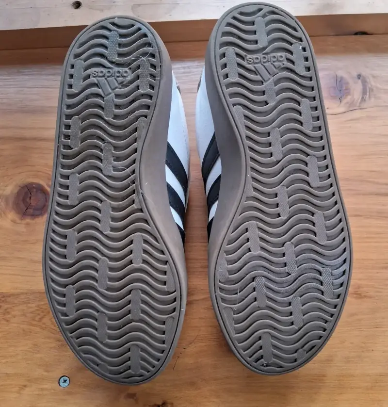 Zapatillas Adidas blancas y negras - 4