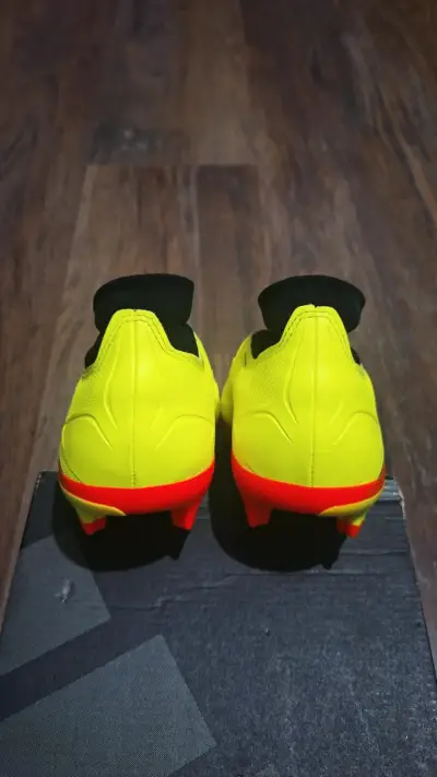 Botines fútbol amarillo y negro - miniatura 1