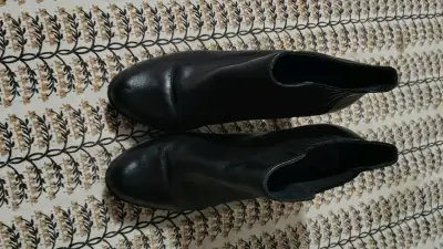 Botas negras de cuero - miniatura 1