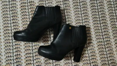 Botas negras de cuero - miniatura 3