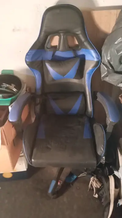 Silla gamer azul y negra - miniatura 1