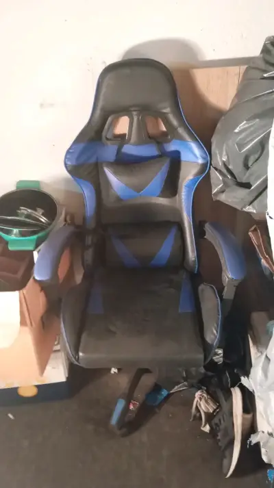 Silla gamer azul y negra - miniatura 2