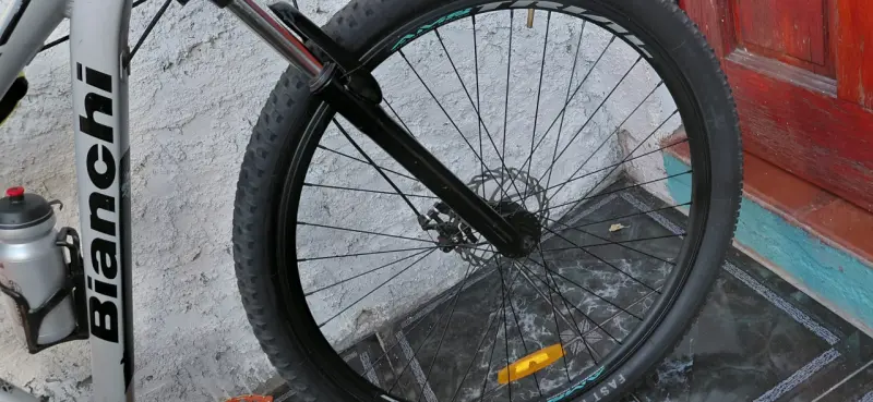Bicicleta Bianchi aro 29 con casco y botella - 2