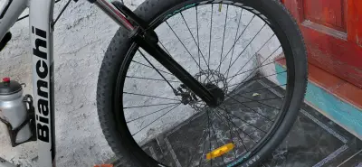 Bicicleta Bianchi aro 29 con casco y botella - miniatura 2