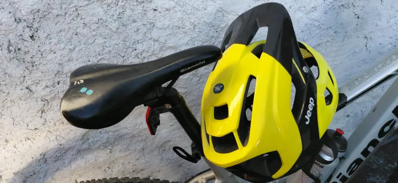 Bicicleta Bianchi aro 29 con casco y botella - 3