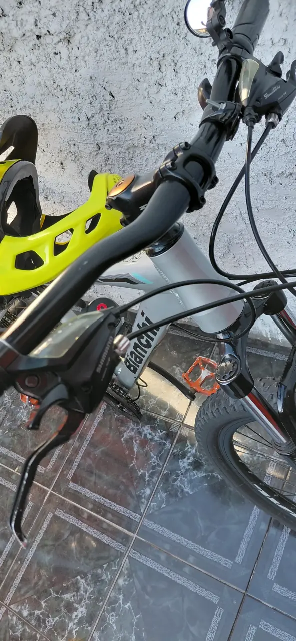 Bicicleta Bianchi aro 29 con casco y botella - 4