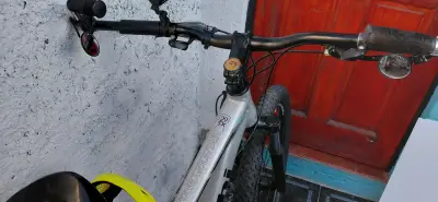 Bicicleta Bianchi aro 29 con casco y botella - miniatura 5