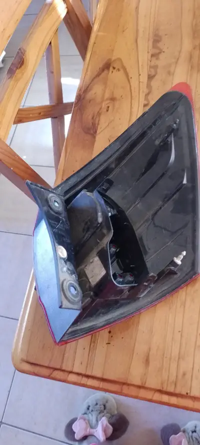 Foco trasero de auto - miniatura 2