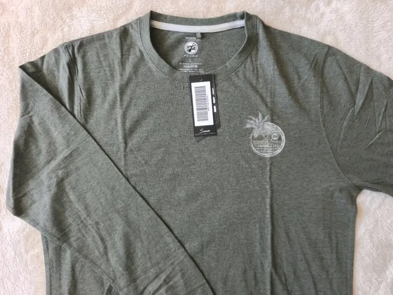 Polera verde manga larga con etiqueta - 1