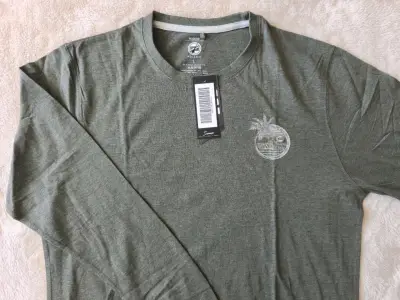 Polera verde manga larga con etiqueta - miniatura 1