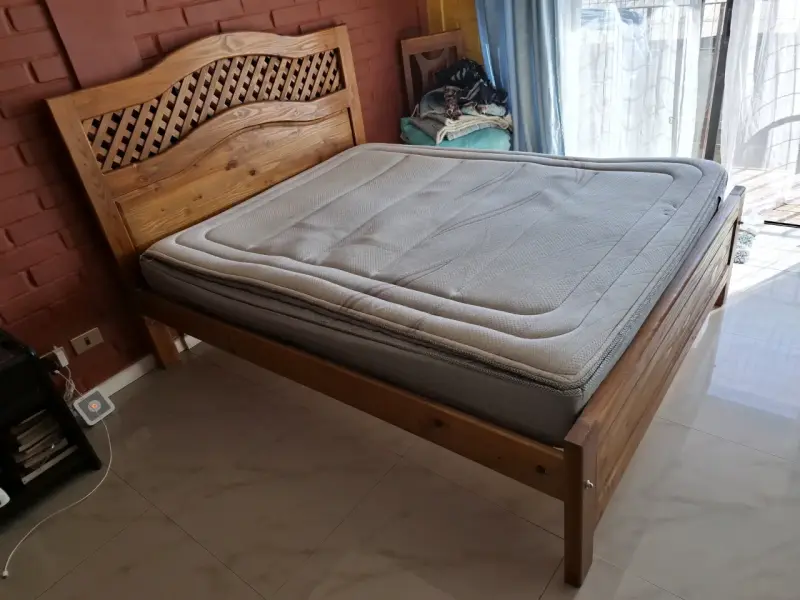 Cama de madera con colchón - 1