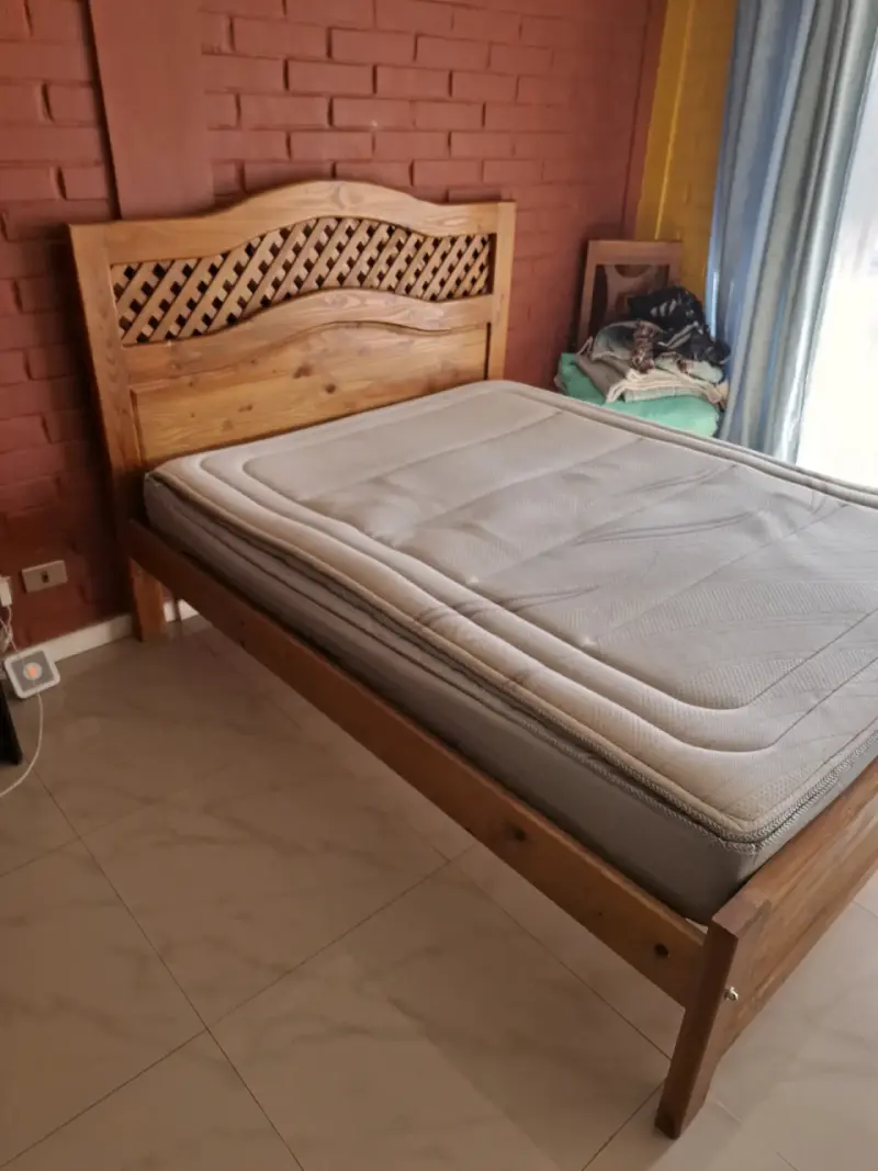 Cama de madera con colchón - 2