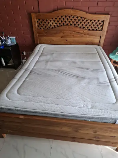 Cama de madera con colchón - miniatura 3