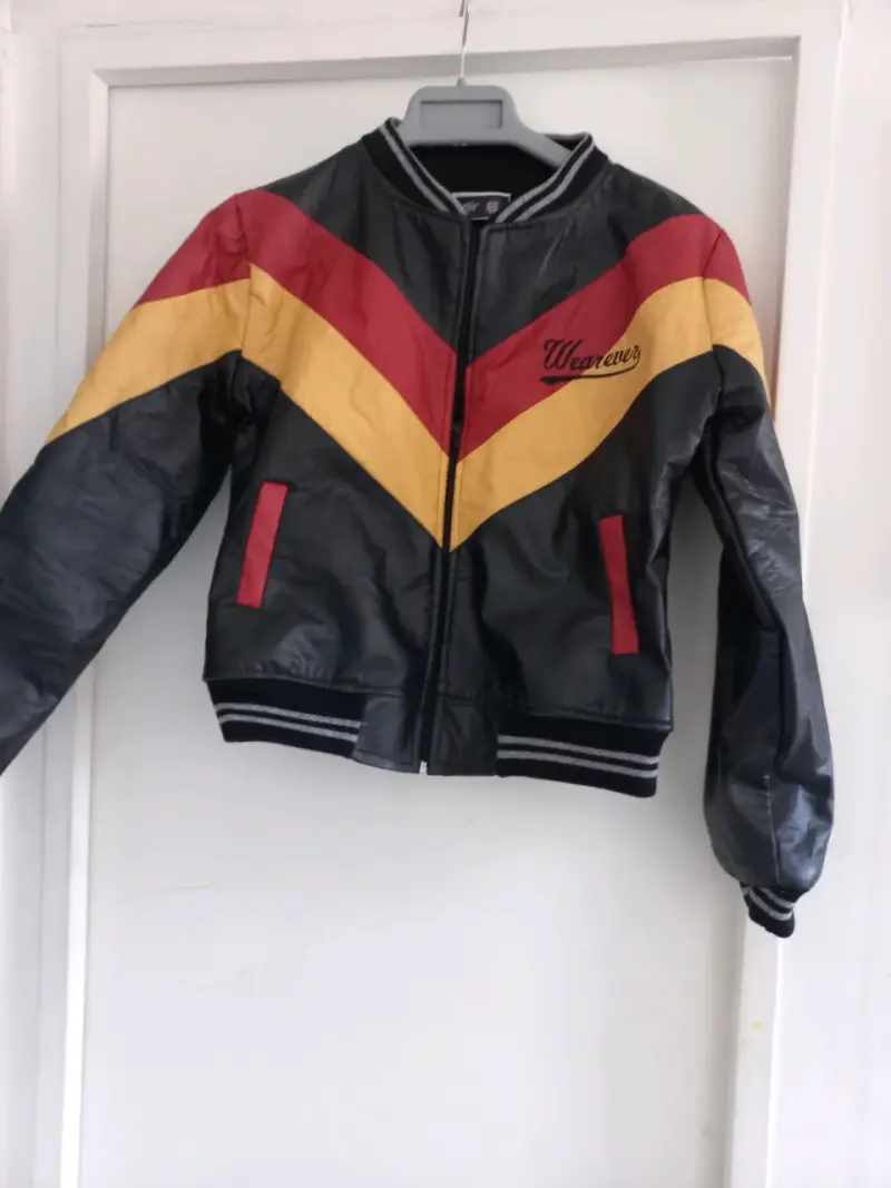 Chaqueta deportiva negra con franjas
