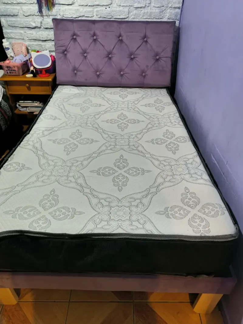 Cama con respaldo y colchón - 1