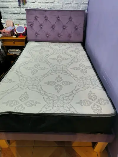 Cama con respaldo y colchón - miniatura 1