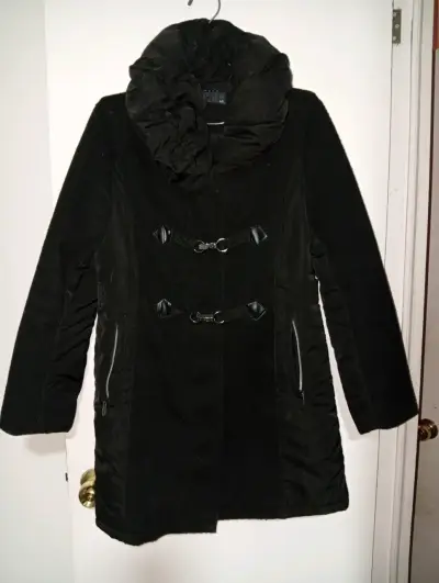 Abrigo negro con cuello alto - miniatura 1