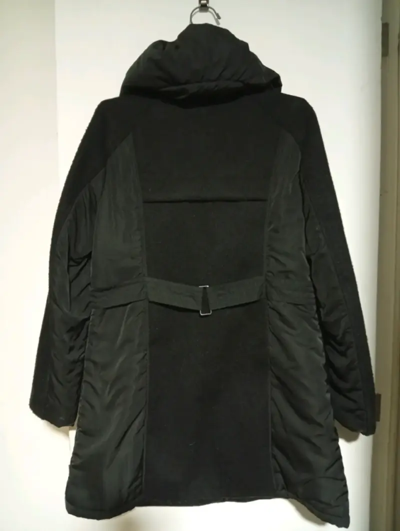 Abrigo negro con cuello alto - 2