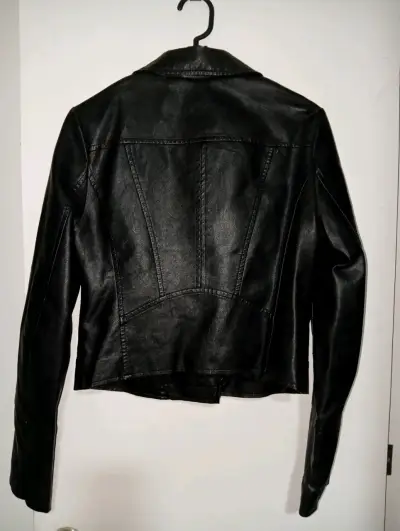 Chaqueta de cuero negra - miniatura 2