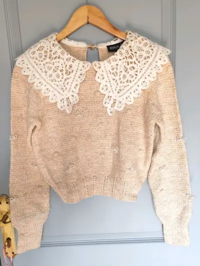 Sweater beige con cuello de encaje - miniatura 1