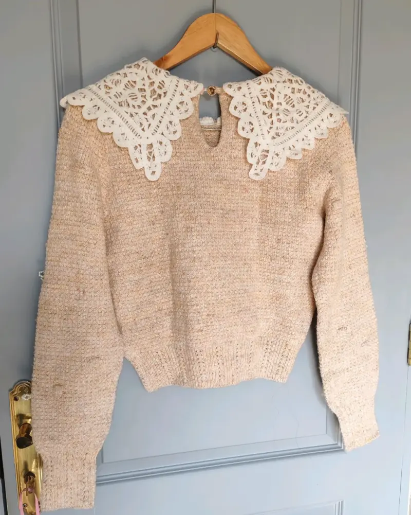 Sweater beige con cuello de encaje - 2