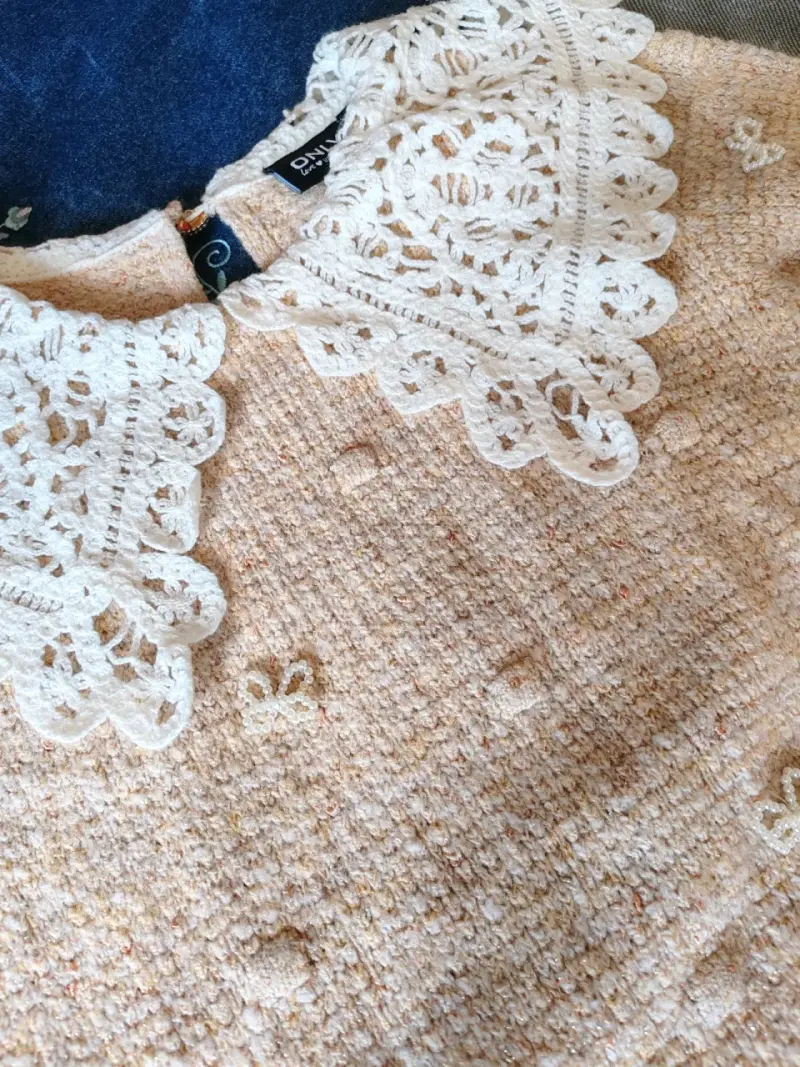 Sweater beige con cuello de encaje - 3