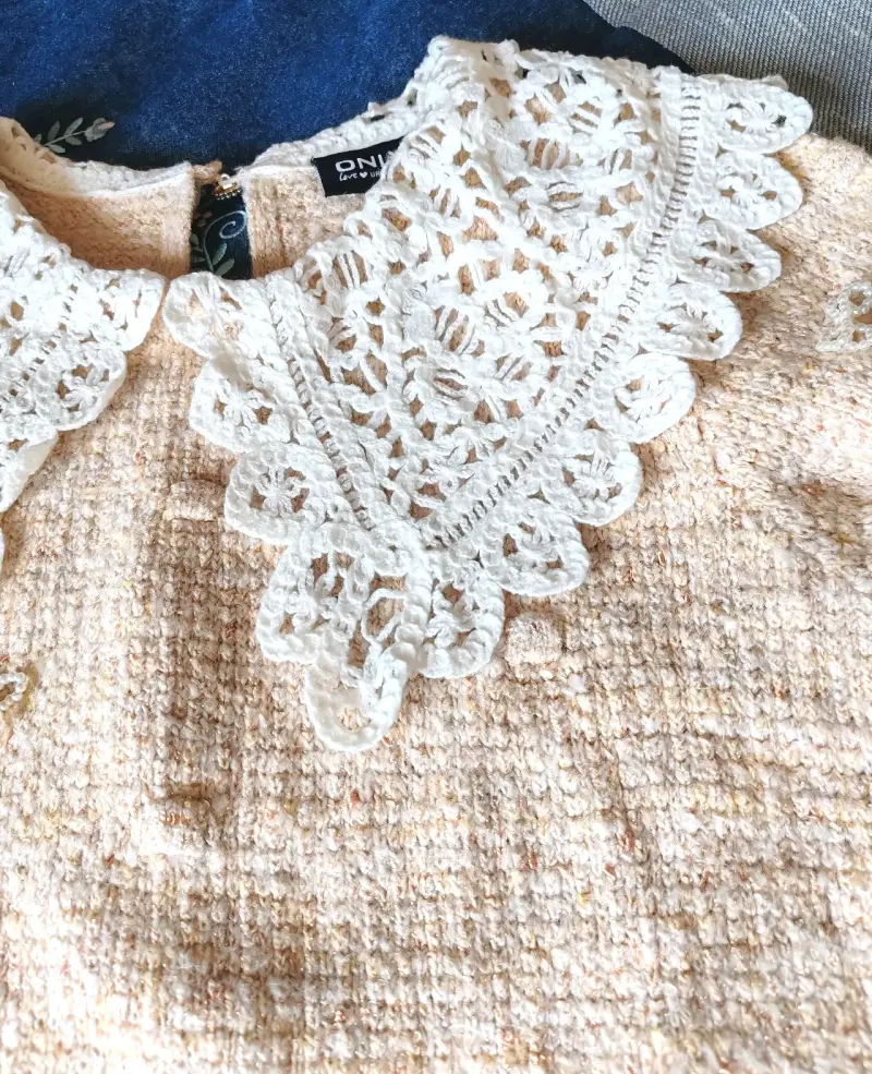 Sweater beige con cuello de encaje - 4